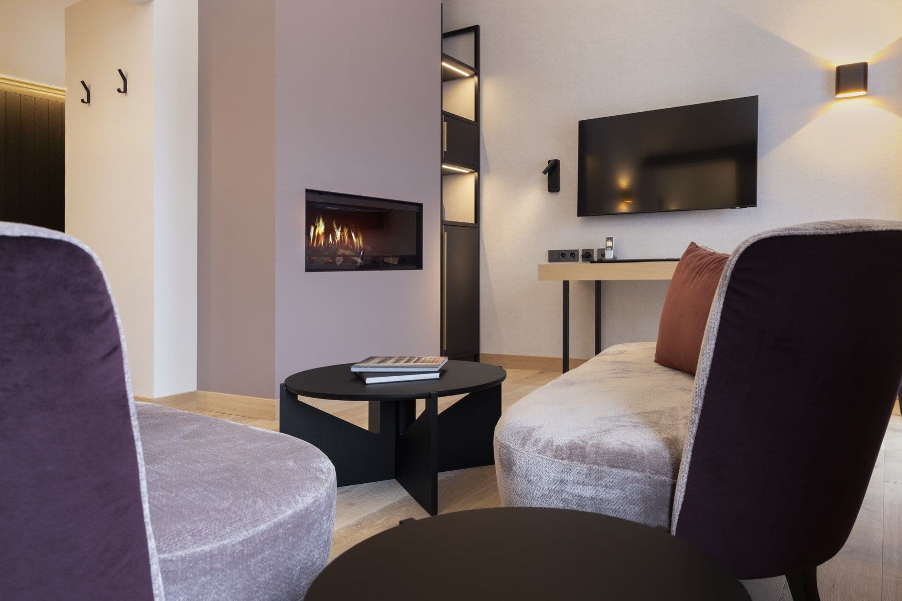 Moderne Suite – Kaminecke mit Sesseln