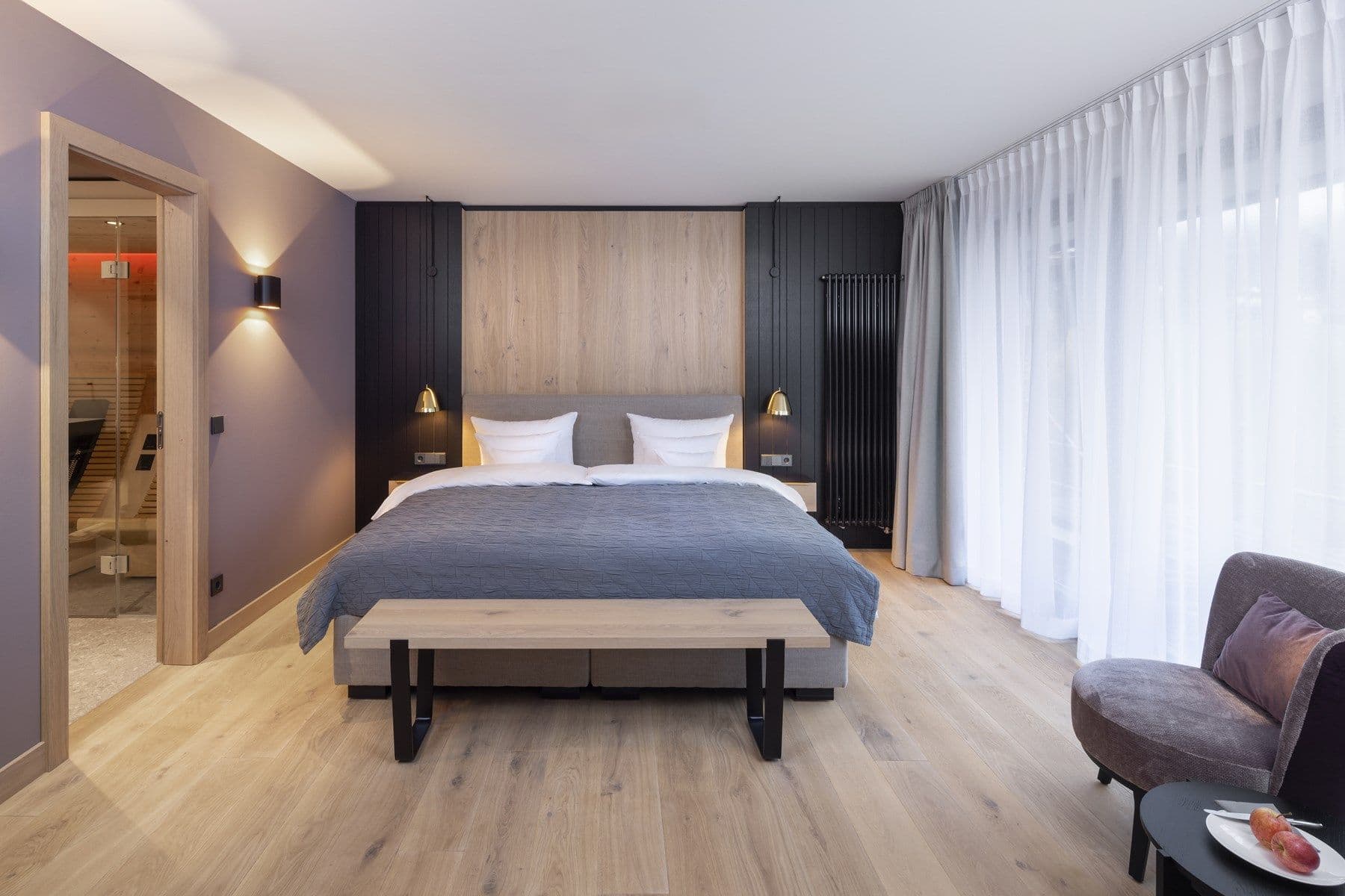 Moderne Suite – Schlafbereich mit Blick zum Bad