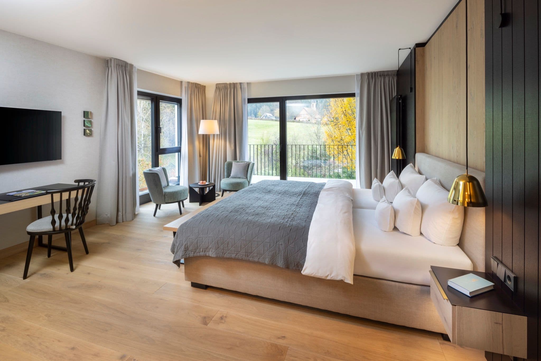 Modernes Superior Doppelzimmer im Engel Obertal – Hausteil Buhlbachsaue, 37–46 m² mit Balkon und Holzfußboden